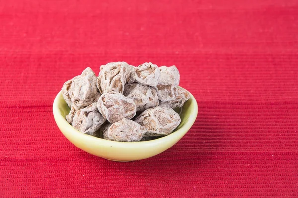 Saltat plommon tamarind mat mellanmål på en bakgrund — Stockfoto