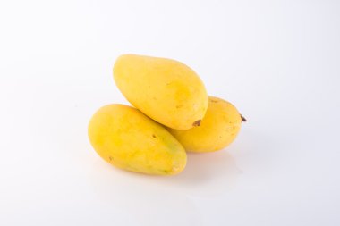 zemin üzerine sarı mango meyve