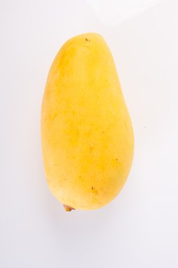 zemin üzerine sarı mango meyve