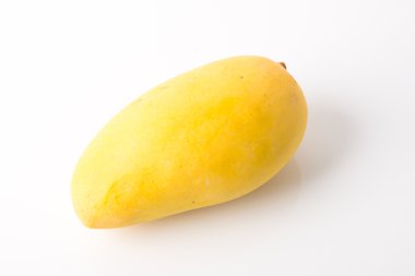 zemin üzerine sarı mango meyve