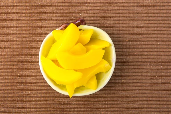 Konserverad mango frukt mellanmål på en bakgrund — Stockfoto