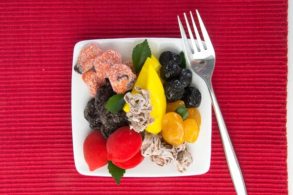 Frutas conservadas y frutas secas. Snack de alimentos en un fondo — Foto de Stock