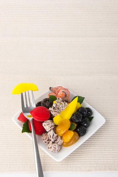 Frutta conservata e frutta secca. Spuntino di cibo su uno sfondo — Foto Stock