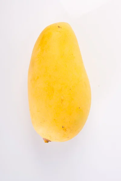 배경에 노란색 망고 과일 — 스톡 사진