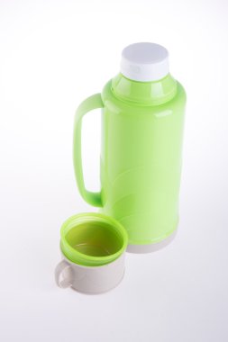 Termo, termo plastik şişeye zemin üzerine.