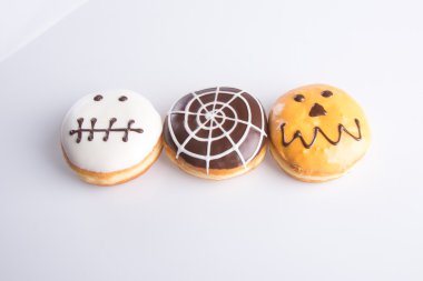 çörek. Halloween donut arka planda