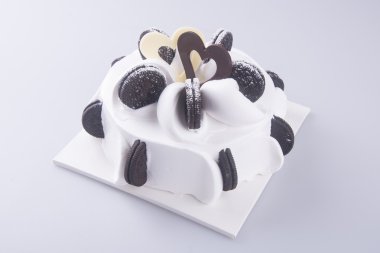 Kek. Dondurmalı pasta arka planda