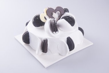 Kek. Dondurmalı pasta arka planda