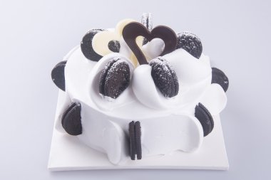 Kek. Dondurmalı pasta arka planda