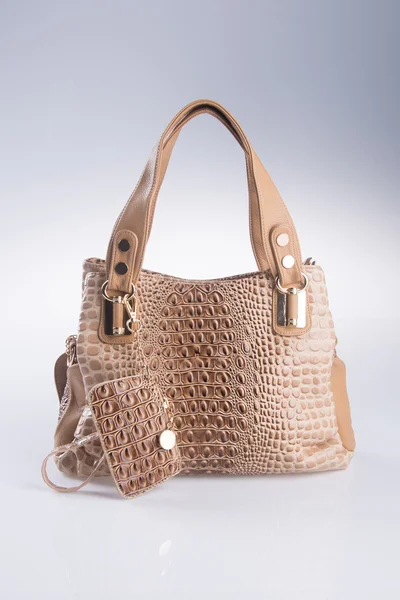 bir arka plan üzerinde kadının el çantası