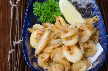 arka planda kızarmış karides