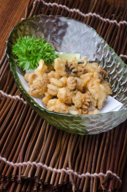 Japon mutfağı. arka planda kızarmış kalamar