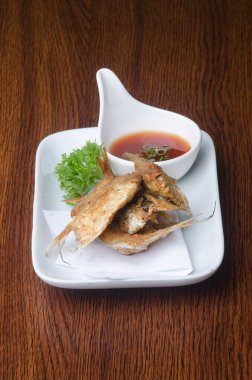 Japon mutfağı. arka planda kızarmış balık