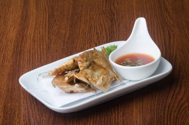 Japon mutfağı. arka planda kızarmış balık