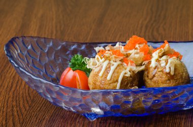 Japon kızarmış balık topu arka planda