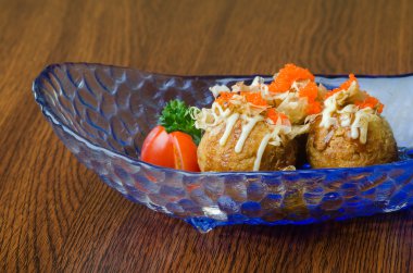 Japon kızarmış balık topu arka planda