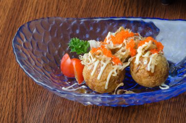 Japon kızarmış balık topu arka planda