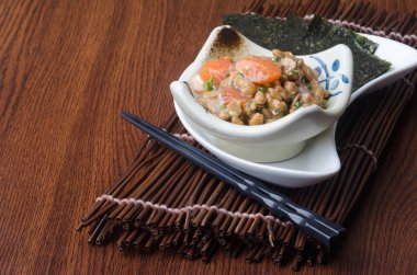 Japon mutfağı. arka planda suşi somon