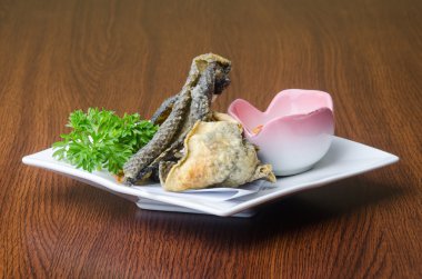 Japon mutfağı. Kızarmış Balık cilt üzerinde arka plan