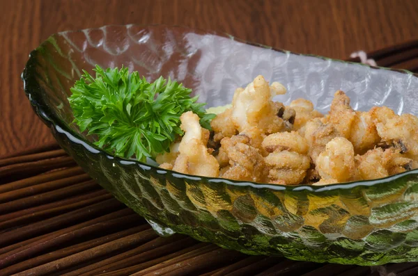 Cocina japonesa. calamar frito en el fondo — Foto de Stock