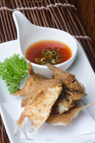 Masakan Jepang. ikan goreng di latar belakang — Stok Foto