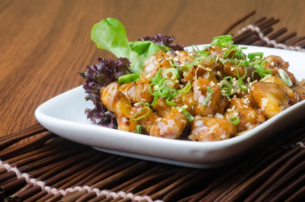 Masakan Jepang. ayam saus goreng di latar belakang — Stok Foto