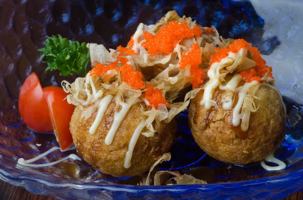 Japon kızarmış balık topu arka planda