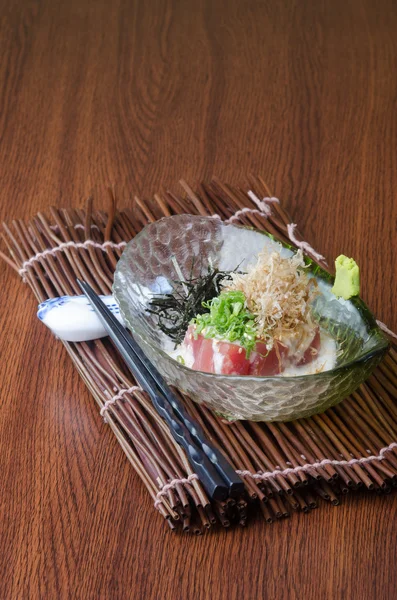 Японская кухня. sashimi на заднем плане — стоковое фото