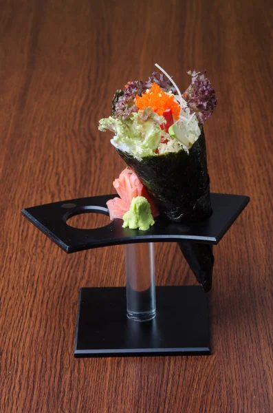 Японская кухня. ручной рулон на заднем плане — стоковое фото