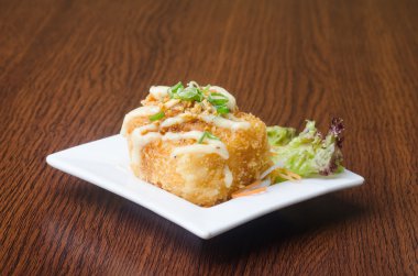 Japon mutfağı. arka planda Kızarmış tofu