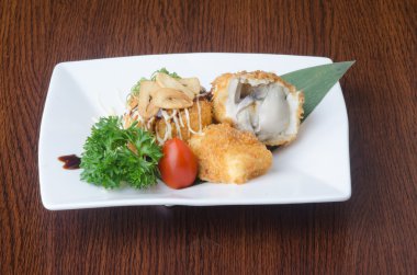 Japon mutfağı. arka planda Kızarmış tofu