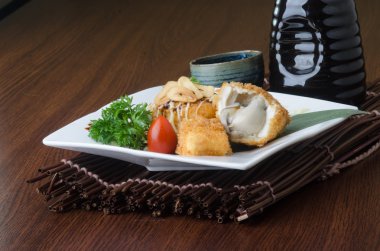 Japon mutfağı. arka planda Kızarmış tofu