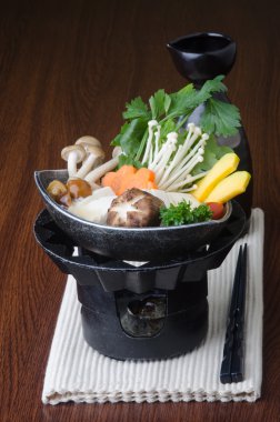 Japon mutfağı. güveç arka planda