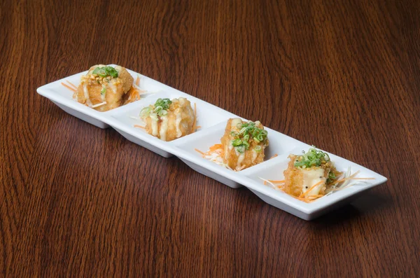 Cocina japonesa. tofu frito en el fondo — Foto de Stock