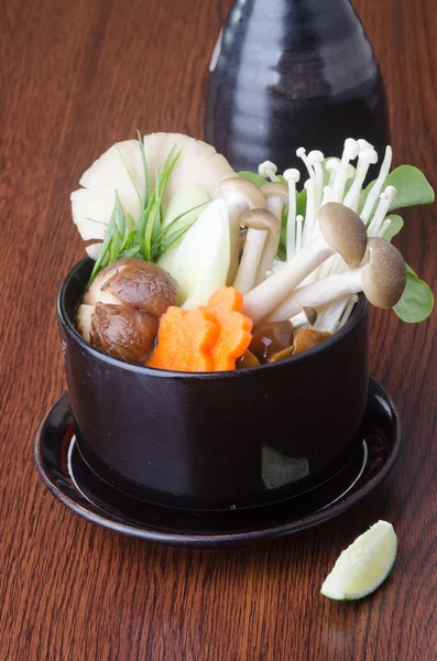 Японская кухня. суп на заднем плане — стоковое фото