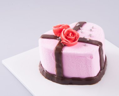 arka planda pastası, çilekli dondurma pasta