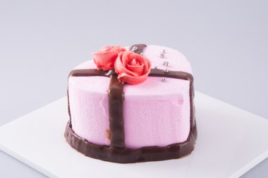 arka planda pastası, çilekli dondurma pasta