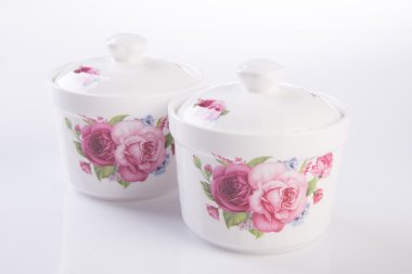 beyaz zemin üzerinde saklama kapları.