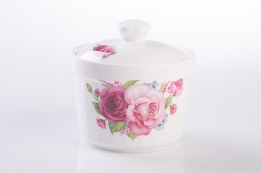 beyaz zemin üzerinde saklama kapları.