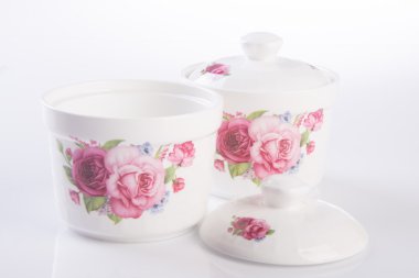 beyaz zemin üzerinde saklama kapları.