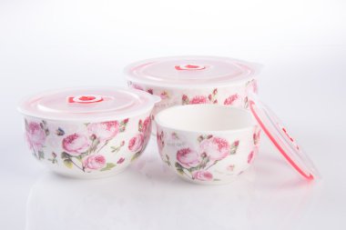 beyaz zemin üzerinde saklama kapları.