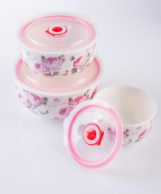 beyaz zemin üzerinde saklama kapları.