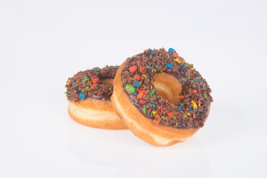 Beyaz arka planda çikolatalı çörekler.