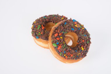 Beyaz arka planda çikolatalı çörekler.