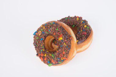 Beyaz arka planda çikolatalı çörekler.