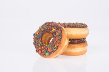 Beyaz arka planda çikolatalı çörekler.