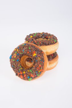 Beyaz arka planda çikolatalı çörekler.