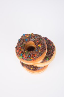 Beyaz arka planda çikolatalı çörekler.