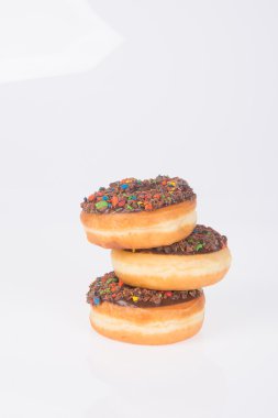 Beyaz arka planda çikolatalı çörekler.