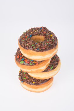 Beyaz arka planda çikolatalı çörekler.